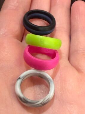 Qalo Size 4 Silicone Ring Set in Black, Neon Green, Pink, Marble Gray
